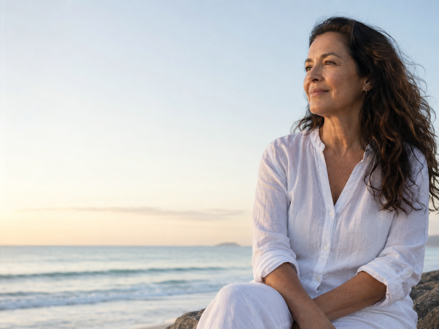 Mulher contemplando o oceano em um momento de serenidade